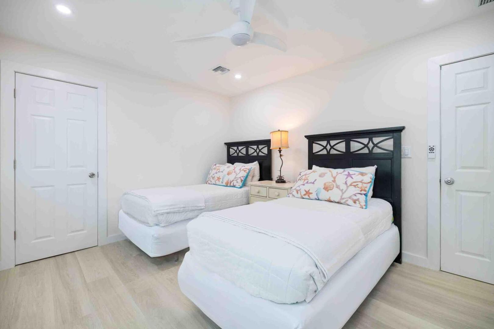 Thatch Hill - Renovated Beach House With Pool, Short Walk To The Rum Point Club Driftwood Village Eksteriør bilde