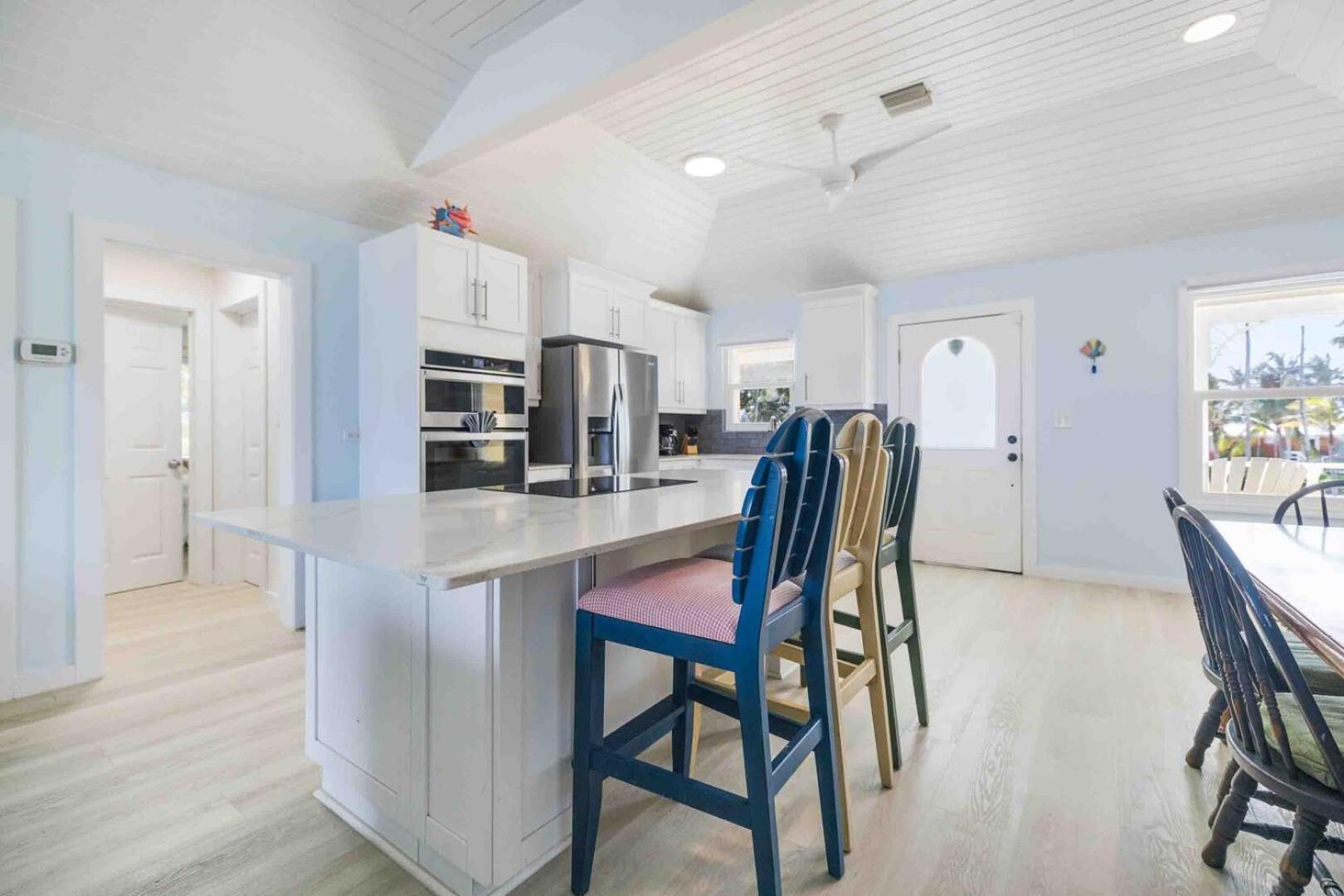 Thatch Hill - Renovated Beach House With Pool, Short Walk To The Rum Point Club Driftwood Village Eksteriør bilde