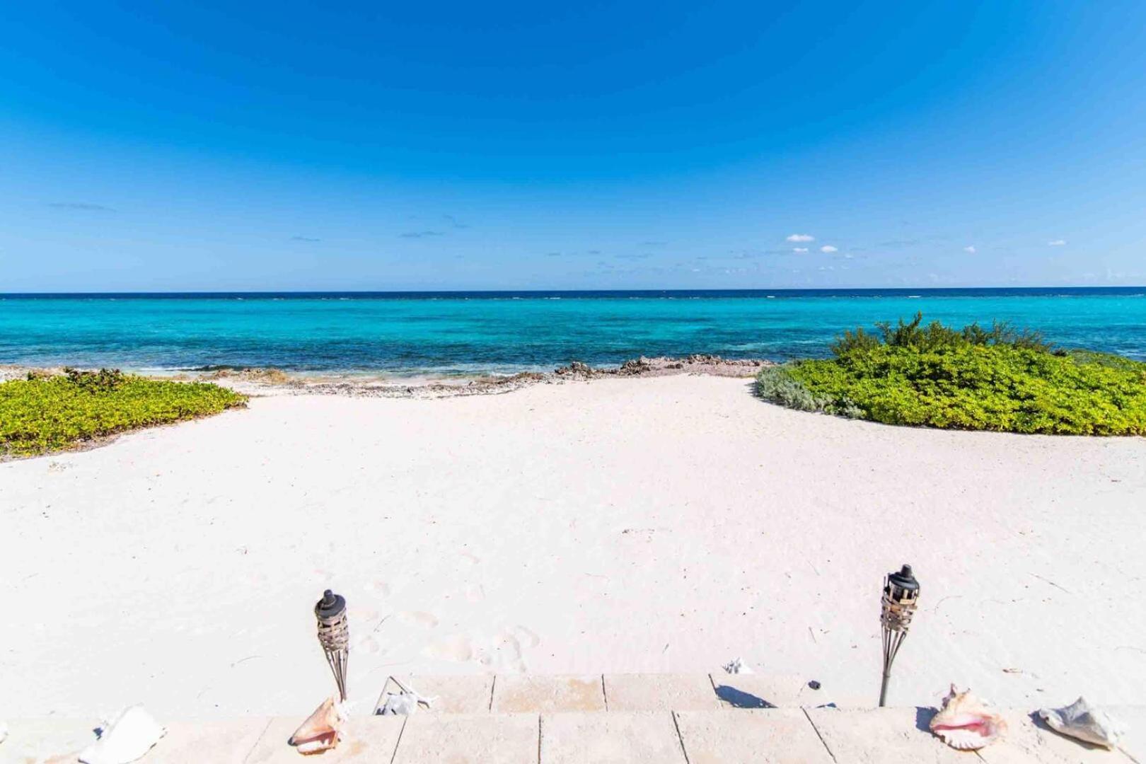 Thatch Hill - Renovated Beach House With Pool, Short Walk To The Rum Point Club Driftwood Village Eksteriør bilde